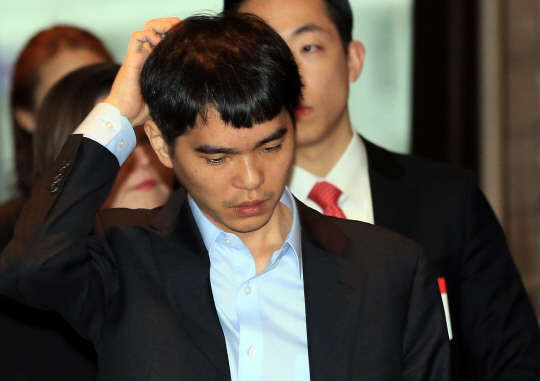 이세돌 9단이 12일 오후 서울 종로구 포시즌스 호텔에서 열린 '구글 딥마인드 챌린지 매치'에서 구글 인공지능 바둑 프로그램 '알파고'와의 5번기 제3국 대결에 패한 뒤 대국장을 나서며 머리를 만지고 있다. <연합뉴스>